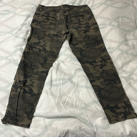 Women’s Nevada Camo Jeans Size 30 - Picture 4 of 5